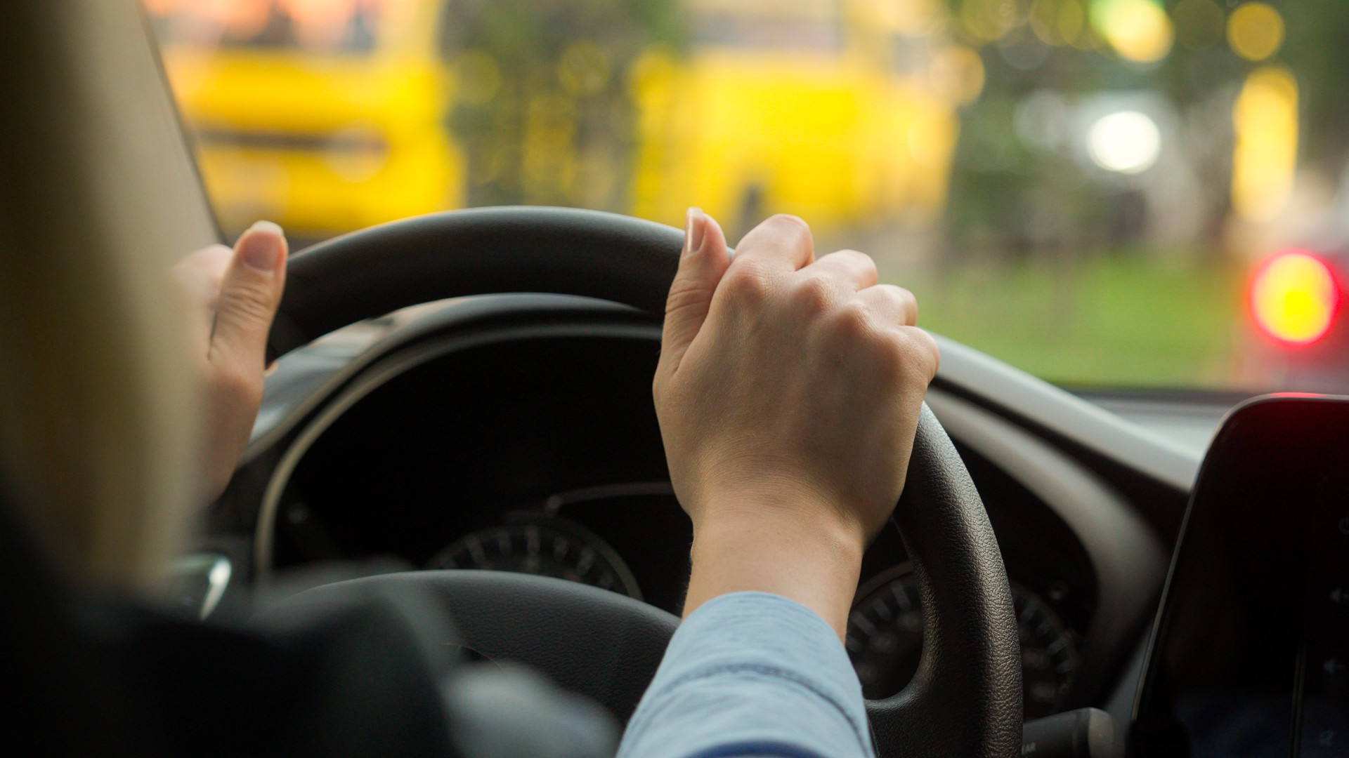 vecteezy-caucasian-girl-woman-hands-female-driving-rental-car-driver-55178756